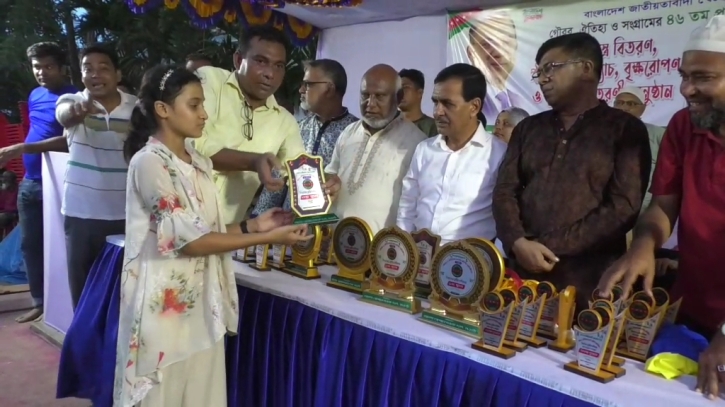 বিভিন্ন প্রতিযোগীদের  পুরস্কার ও বস্ত্র বিতরণ